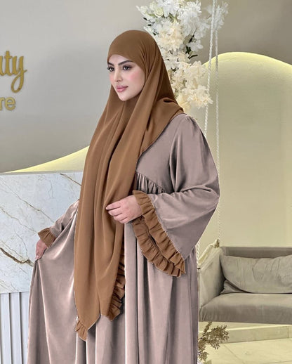 عباية بنت حوران مع خمار طويل – تصميم فاخر بأكمام مكشكشة