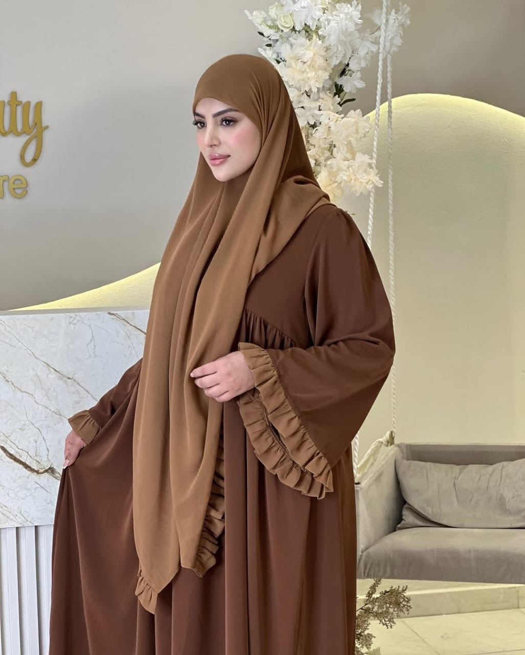 عباية بنت حوران مع خمار طويل – تصميم فاخر بأكمام مكشكشة