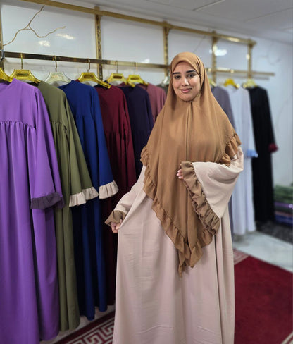 عباية بنت حوران مع خمار طويل – تصميم فاخر بأكمام مكشكشة