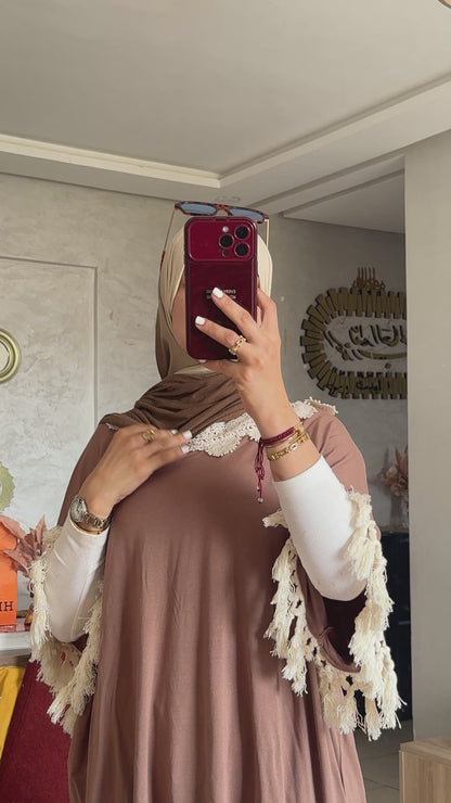 طقم نسائي عصري بلون بني دافئ – قصة واسعة بتفاصيل الكروشيه الفاخرة