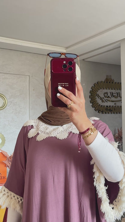 طقم نسائي عصري بلون بني دافئ – قصة واسعة بتفاصيل الكروشيه الفاخرة